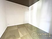 リビング隣接タイプのタタミコーナーです！便利な押し入れもあり！