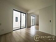 ■1階リビングに隣接したお部屋で、収納部屋としても利用可能の洋室です！