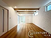 ■現地撮影写真■見せ梁が印象的なお洒落な空間・18帖と開放的な広さです！