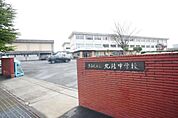 北陵中学校まで2020m、北陵中学校まで2020m(徒歩約26分)