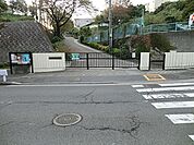 横浜市立芹が谷中学校まで1336m、徒歩約14分です