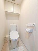 スッキリとした多機能付の使いやすいトイレです。トイレットペーパーや洗剤も入れておける収納付きです！