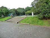 子安台公園まで554m、滑り台と砂場がある遊具広場と、全面砂地の自由に遊べる広場があります。高台になっており、横浜やベイブリッジを一望できます。