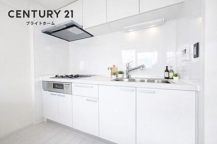 吊戸棚など収納豊富なキッチン。ここまで収納スペースがあるとキッチン周りをきれいに保てますね！