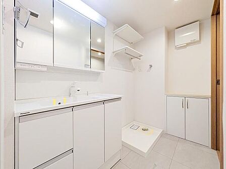 広々とした洗面室には三面鏡付き独立洗面台!