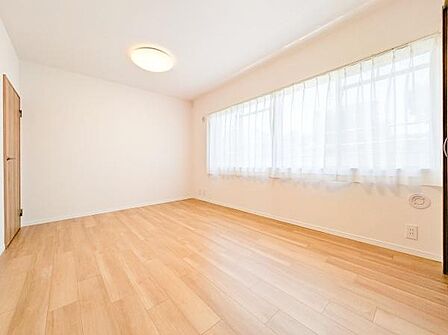 窓からの光が嬉しい洋室です。収納もあり、荷物が多い方にも安心です♪