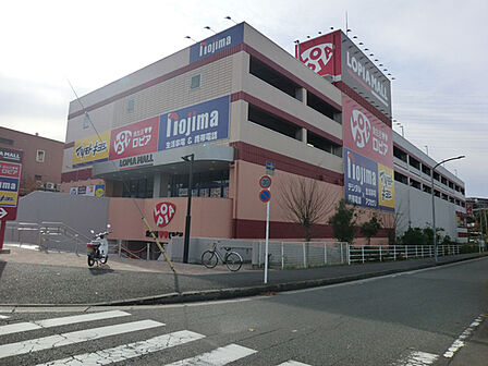 ロピア港南台店まで583m、徒歩約7分です。青果、精肉、鮮魚、総菜、調味料、どれをとっても品揃えがよく鮮度もよいと評判です。駐車場もあります。