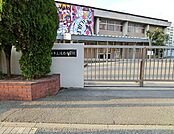 横浜市立港南中学校まで1037m、学校教育目標である 「学び、考え、共に生きる」の実現に向けた教育を行っています。