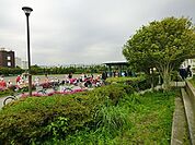 小港南公園まで768m、サッカーや野球ができるグラウンドと、隣接するテニスコートは、どちらも広々としていて一度に多くの人が利用できます。