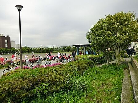 小港南公園まで768m、サッカーや野球ができるグラウンドと、隣接するテニスコートは、どちらも広々としていて一度に多くの人が利用できます。