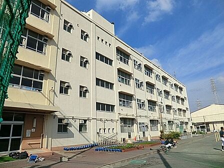 横浜市立矢部小学校まで1610m、徒歩約21分です。
