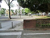 入江川公園まで182m、徒歩約3分です。住宅街にあり、子どもが走り回れる広さの公園です。公園の設備には水飲み・手洗い場があります。