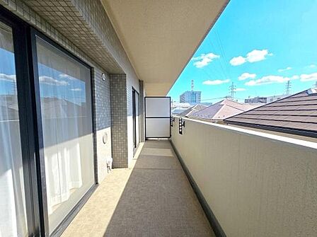 陽当り良好のバルコニー!風通しもよく気持ちいいです