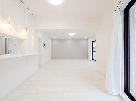 窓からは明るい光が差し込みます!電気をつけなくても明るいです。