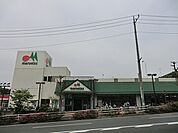 マルエツ名瀬店まで923m、駐車場、駐輪場があり行きやすいです。食品の品揃えが豊富で、日用品、衣料品、医薬品も揃います。100均もあり便利です。