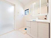 広々とした洗面室には三面鏡付き独立洗面台！