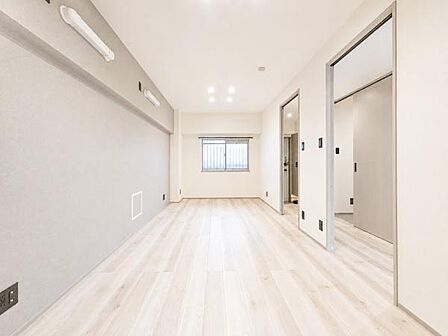 広さも十分で窓からの光が嬉しい洋室です。