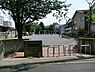 周辺：西寺尾公園まで628m、徒歩約8分です。住宅街の十分な広さの公園です。公園の設備には水飲み・手洗い場があります。