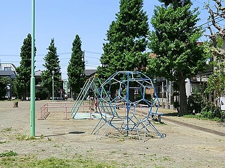 古市場第2公園まで375m、住宅地にある広めの公園です。デザインされた扇型の広場と三角敷地に遊具が並んでいます。