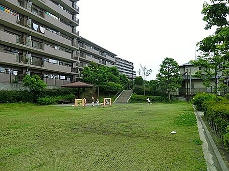 東本郷六丁目第二公園まで899m、徒歩約11分です。住宅街の子どもが走り回れる広さの公園です。公園の設備には水飲み・手洗い場があります。