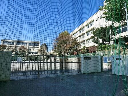 横浜市立田奈小学校まで1230m、徒歩約15分です