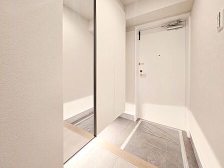 収納豊富な玄関です。この明るい玄関が気持ちよく家族を迎え入れます♪