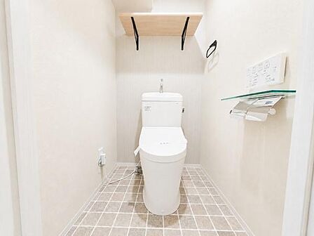 清潔感のある内装のすっきりとしたデザインのトイレです。水周りが綺麗だと安心ですね。