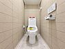 トイレ：清潔感のある内装のすっきりとしたデザインのトイレです。水周りが綺麗だと安心ですね。