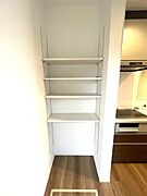 キッチンの奥にはパントリーがあり食材などスッキリ収納できます