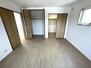 8帖の主寝室にはクローゼットとウォークインクローゼットがあり季節のものもスッキリと片付きます