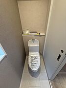 温水洗浄便座付きのトイレです