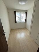 2階洋室※本物件は居住中のため掲載写真はAI加工により家具・小物を消去しています。実際の室内状況とは異なる場合があります。現況を優先とします。