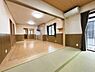 リビング/ダイニング：1階リビング※居住中の為、掲載写真はAI処理により家具・小物を消去しています。実際の室内状況とは異なる場合があります。現況を優先とします。