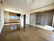 14.5帖のリビングは出窓があり明るい空間です
