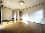2階10帖の洋室ベランダがあり明るいお部屋ウォークインクローゼットもあります