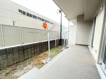 南東向きのテラスは日当たり良好ですプランターで家庭菜園やちょっとしたガーデニングも楽しめそうです！