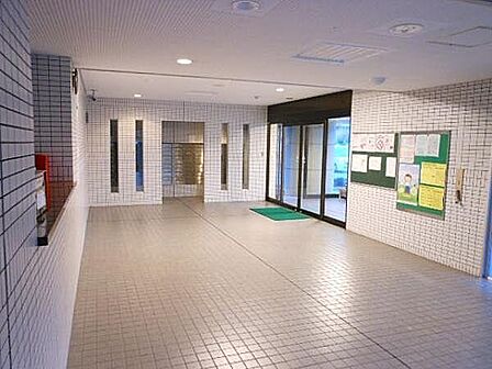エントランスには管理人さん常駐で安心です。