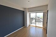 6帖の洋室はバルコニーに面した明るいお部屋クローゼットがありお部屋を広々と使えます