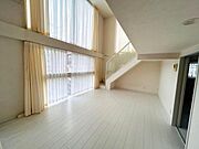 採光たっぷりの明るいリビングです