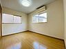 洋室：2面採光で風通しが良く、独立性の高い角部屋です。静かな環境を確保しやすいため、書斎やテレワークスペースにも最適。収納付きで、趣味の道具や季節家電も片付きます。