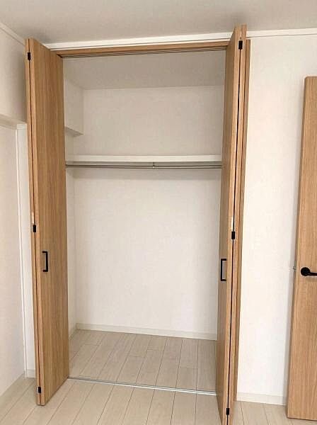 【収納】洋室クローゼット。ハンガーパイプ+棚でスッキリ収納できます。※AI加工により家具等を消去した写真です。コンセント等の細部設備については一部描写されていない場合があります。