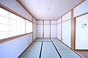【和室】緑鮮やかな畳が広がる開放的な和室。陽当たり良好で室内は明るく、清潔感があります。