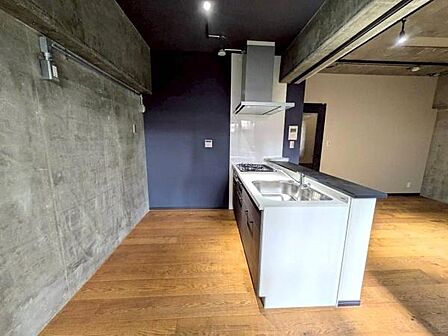 【キッチンスペース】バックスペースが広く、冷蔵庫やカップボードを設置できます。