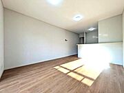 【リビング】コミュニケーションの取りやすい対面式キッチン。プライベート性のある2階に位置しており過ごしやすい空間となっています。