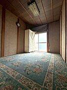 【居室】寝室使用におすすめの広さのある居室。掃き出し窓から採光差し込む過ごしやすい空間です。