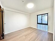 木目のフローリングが暖かみのある室内に。明るい寝室で心地のいい朝を迎えられそう。