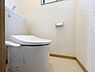 トイレ：節水型でエコなトイレには、今では当たり前のウォシュレット付き。便座を温める機能付き！
