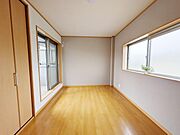大きな窓からたっぷりの日差しが降り注ぐ明るい室内です。気持ちの良い朝日を受けて、目覚めの良い健康的な朝を迎えられそうです。