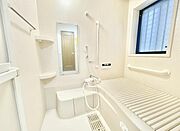 毎日の疲れを癒やすバスタイムを。空気が籠らない様に小窓も設置しております。