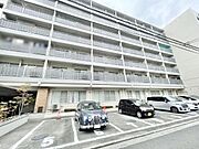 幅の広い駐車場となっております♪お車の出し入れも楽々ですね♪